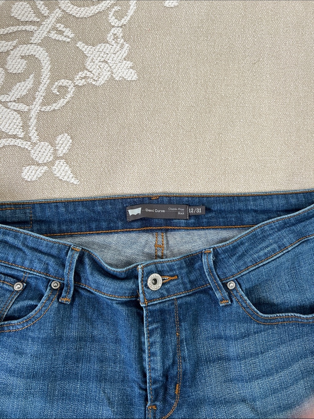 Levi's Straight Leg Jeans in Classic Blue